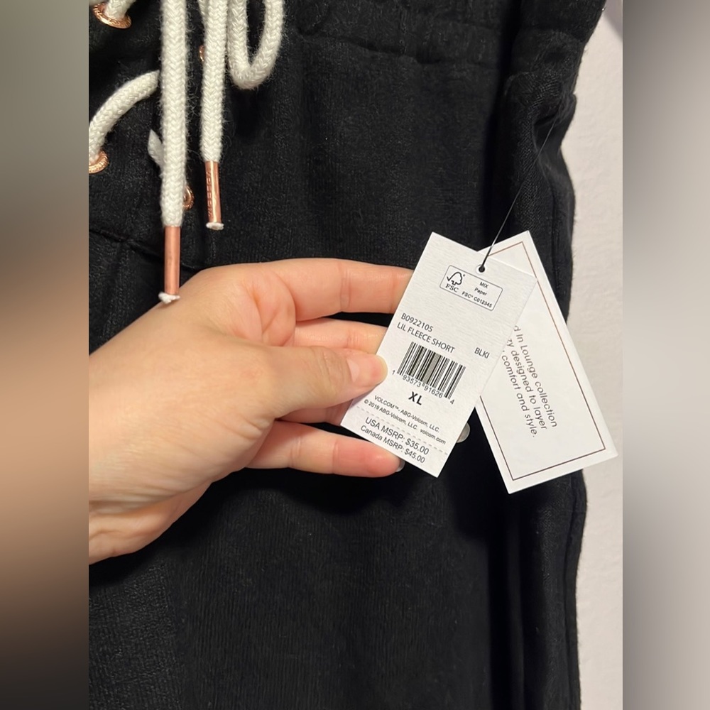 NWT (NEW) black Volcom Highwaisted fleece shorts - XL - Picture 3 of 4